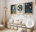 Astronaut Poster Kinderzimmer · Geschenkidee für Kinder · Kinderzimmer Deko  · Weltraum Rakete & Planeten · Deko Print ohne Rahmen-0